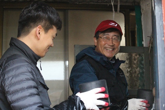 NSP통신-김용덕 효성캐피탈 대표(오른쪽)가 연탄을 나르고 있다. (효성캐피탈)
