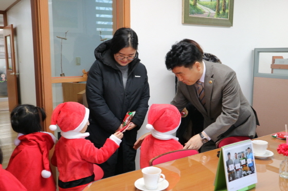 NSP통신-24일 김원기 경기도의회 부의장이 아동양육시설 아이들과 인사를 나누고 있다. (경기도의회)