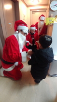 [NSP PHOTO]용인시 구성동 산타원정대, 어린이 15명에 선물 전달