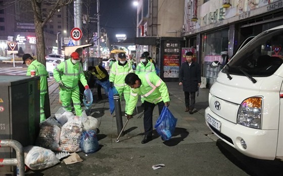 NSP통신-▲오세현 아산시장이 시청 환경미화원 및 자원순환과 직원과 함께 가로청소를 실시했다. (아산시)