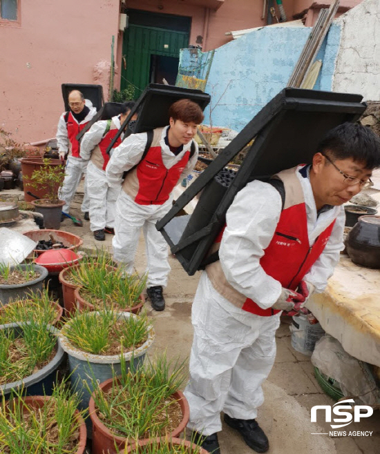 NSP통신-롯데케미칼 여수공장 샤롯데봉사단이 어려운 이웃에 연탄 8000장을 배달하고 있다. (롯데케미칼)