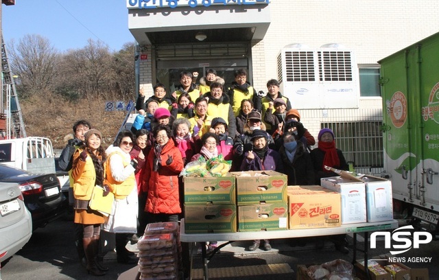 NSP통신-광명시 하안1동 앞에서 어르신 효 나눔행사 단체 기념사진을 촬영 하고 있다. (박승봉 기자)