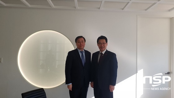 NSP통신-권익현 전북 부안군수(오른쪽)가 도종환 문화체육관광부 장관 면담에 앞서 기념촬영을 하고 있다.