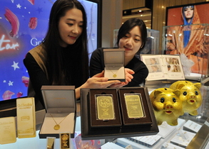 [NSP PHOTO]롯데백화점 대구점, 60년만의 황금돼지해 기념 상품 봇물