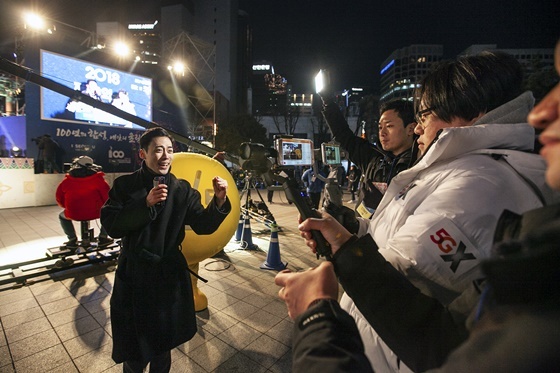 NSP통신-SK텔레콤은 서울 종로 보신각에서 5G 상용망과 생중계 솔루션을 활용한 TV 생방송을 성공했다. (SKT)