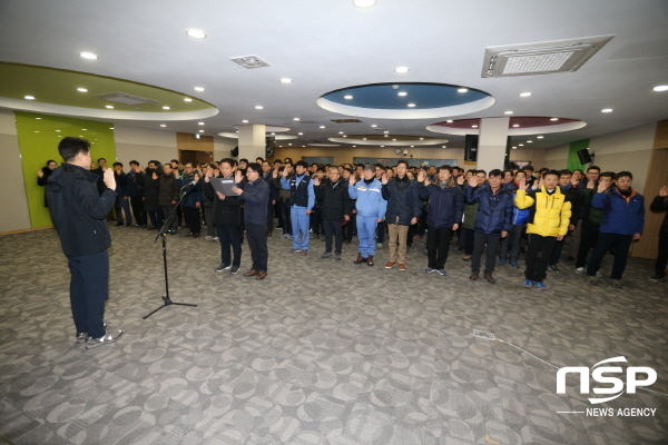 NSP통신-포항제철소 신년 안전 다짐행사에 참석한 포스코와 협력사 임직원들이 안전다짐 결의문을 낭독하고 있다. (포항제철소)