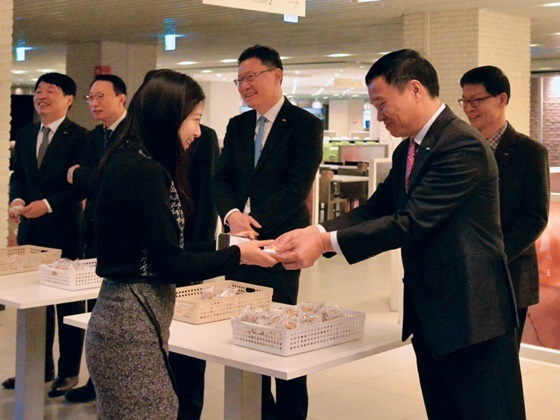 NSP통신-동양생명 뤄젠룽(오른쪽) 사장이 새해를 맞아 직원들에게 행운의 포춘쿠키를 나눠주고 있다. (동양생명)