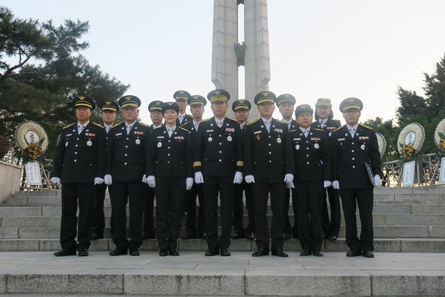 NSP통신-광명소방서가 2일 현충탑을 참배하며 2019년 기해년(己亥年)을 시작하고 있다. (광명소방서)