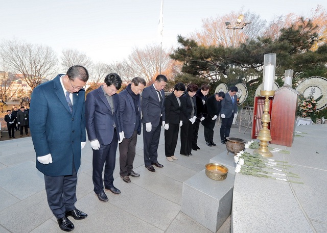 NSP통신-광명시의원들이 2일 현충탑 참배를 하고 있다. (광명시의회)