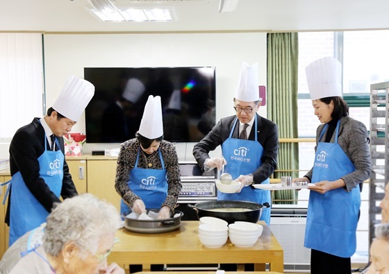 NSP통신-(오른쪽부터) 유기숙 리스크관리본부 전무, 박진회 은행장, 유명순 기업금융그룹 수석부행장, 이창원 법무본부 부행장이 봉사활동을 하고 있다. (씨티은행)