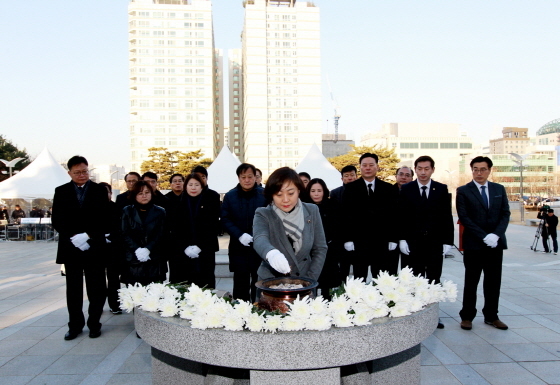 NSP통신-2일 오전 수원 현충탑에서 안혜영 경기도의회 부의장이 헌화를 하고 있다. (경기도의회)