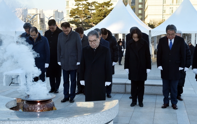 NSP통신-이재정 경기도교육감을 비롯한 경기도교육청 관계자들이 2일 수원 현충탑을 찾아 묵념하고 있다. (경기도교육청.)