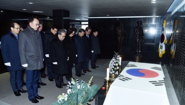 NSP통신-이재정 경기도교육감을 비롯한 경기도교육청 관계자들이 순국선열과 호국영령에 대해 묵념을 하고 있다. (경기도교육청.)