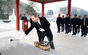 [NSP PHOTO]김승수 전주시장, 군경묘지 참배