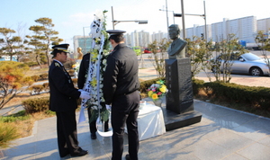 [NSP PHOTO]목포해경, 故박경조 경위 흉상 참배로 업무 시작