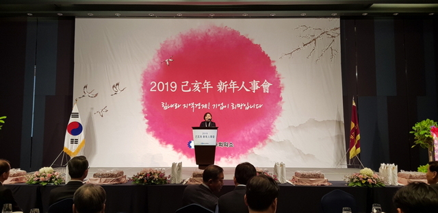 NSP통신-2일 라마다프라자 수원호텔에서 열린 2019 수원상공회의소 신년인사회에서 안혜영 경기도의회 부의장이 신년사를 하고 있다. (경기도의회)