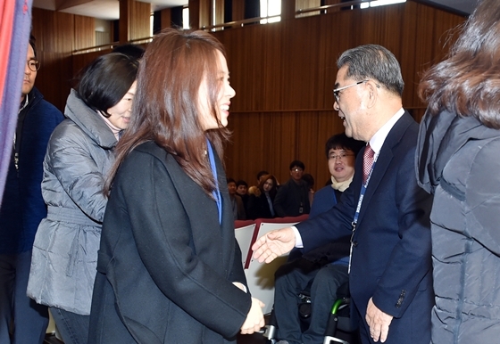 NSP통신-이재정 경기도교육감(오른쪽)이 경기도교육청 직원들과 악수를 하고 있다. (경기도교육청)