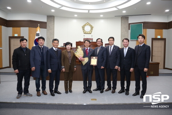 NSP통신-김세균 칠곡군의회 의원이 2018년 경북도 의정봉사대상을 수상하고 기념촬영을 하고 있다. (칠곡군)