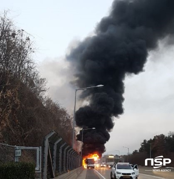 NSP통신-지난달 19일 오후 5시 1분 대구에서 부산으로 가던 관광버스에서 갑자기 펑하는 속리가 나면서 오른쪽 뒷바퀴에서 불이 붙어 45인승 버스가 전소됐다, (독자 제공)