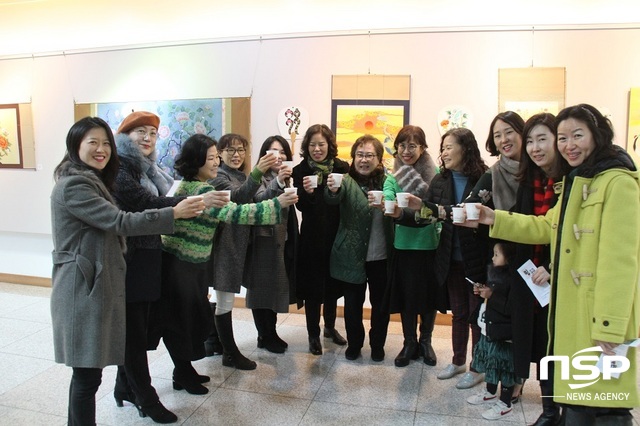 NSP통신-민화 작가들이 전시회 축하를 하며 축배를 하고 있다. (박승봉 기자)