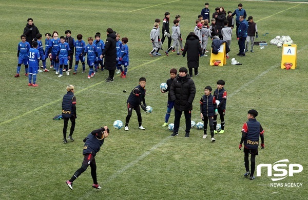 NSP통신-강진군 종합운동장 축구전용경기장에서 열리고 있는 초등학교 동계전지훈련. (강진군)