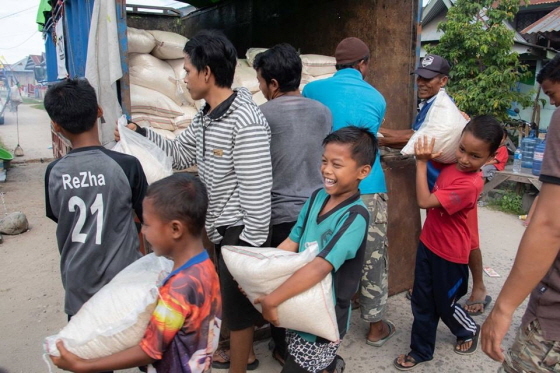 NSP통신-경기도가 인도네시아 이재민에게 구호품을 지급하고 있다. (경기도)