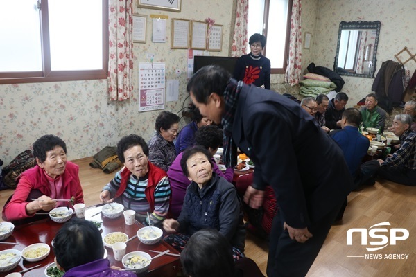 NSP통신-광주 송정농협이 최근 관내 경로당 어르신을 대상으로 실시한 떡국 나눔행사. (광주 광산구)