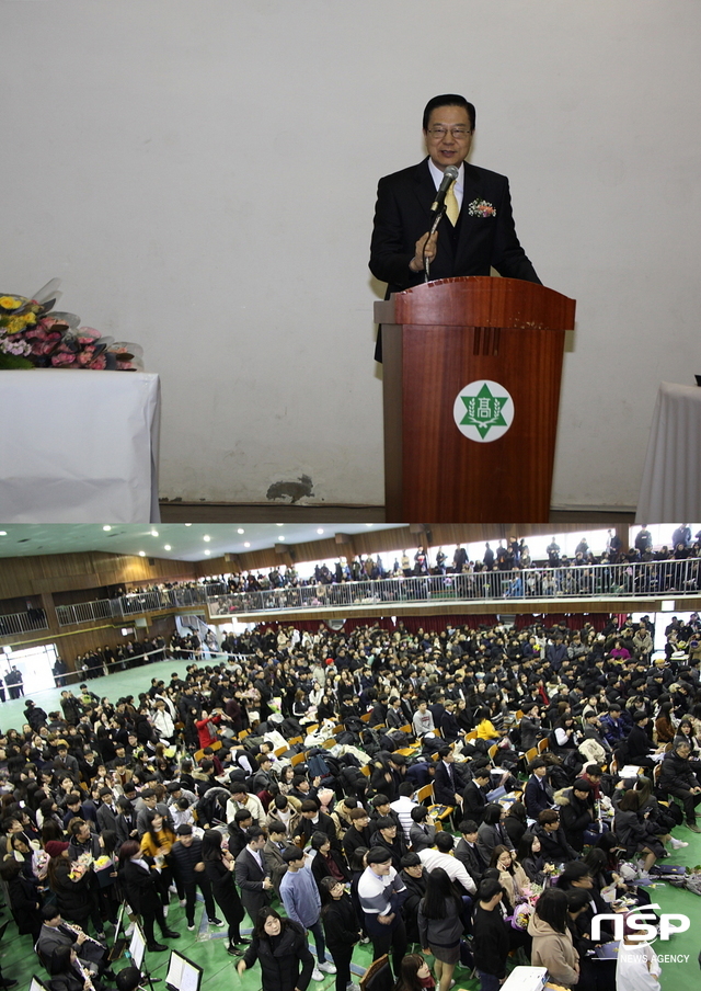 NSP통신-김성태 수원농업생명과학고등학교장이 축사를 하고 있다(상). 수원농생고 졸업생들이 축사를 경청하고 있다(하). (김종식 기자)