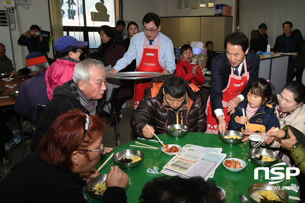 NSP통신-주낙영 경주시장이 8일 새해 지역민과 함께하는 떡국잔치 행사에서 배식봉사를 하고 있다. (경주시)