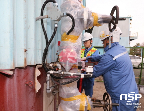 NSP통신-포항제철소 직원들이 옥외 밸브에 동파 예방 작업을 하고 있다. (포항제철소)