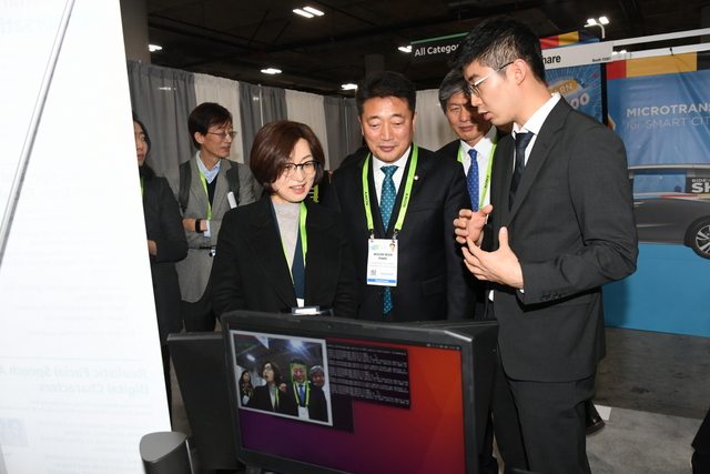 NSP통신-10일 미국 CES서 은수미 성남시장이 첨단 전자제품과 기술시연을 참관하고 있다. (성남시)