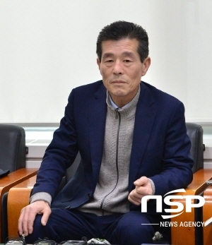 NSP통신-경북시군의회의장협의회 회장인 서재원 포항시의회 의장이 의원 해외연수에 대해 해명하고 있다.