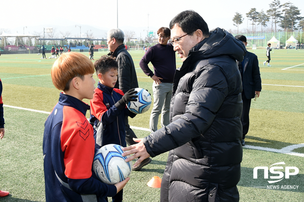 NSP통신-주낙영 경주시장이 지난 13일 경주컵 2019년 동계클럽 유소년 축구대회 경기장을 찾아 선수들을 격려하고 있다. (경주시)