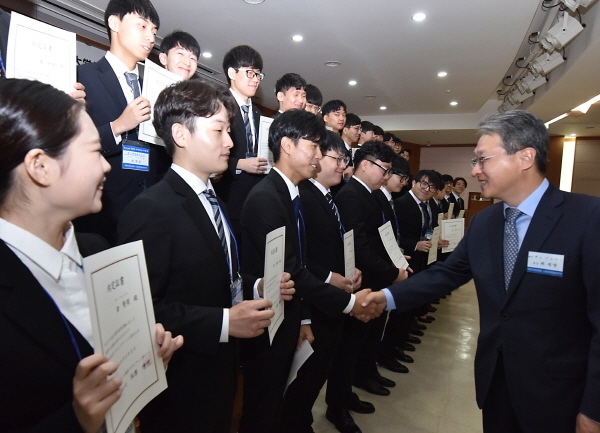 NSP통신-영진전문대학교 최재영 총장이 일본 리크루트R&D스테핑에 취업 내정된 졸업예정 학생들을 격려하고 있다. (영진전문대학교)