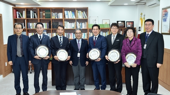 NSP통신-이재정 경기도교육감(가운데)이 14일 2018년 사학기관평가 결과 우수기관 시상식 후 5개 학교법인 관계자들과 기념촬영을 하고 있다. (경기도교육청)