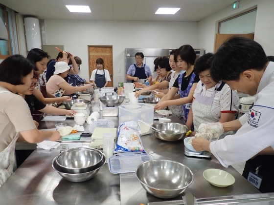 NSP통신-안성시농업기술센터가 지난해 실시한 우리쌀 활용 떡·한과 가공기술교육 실습 모습. (안성시)