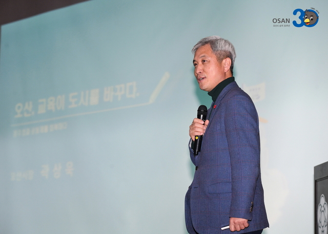 NSP통신-16일 홍천문화원에서 열린 2019 홍천교육 토크콘서트에서 곽상욱 오산시장이 오산, 교육이 도시를 바꾸다라는 주제로 강의를 진행하고 있다. (오산시)