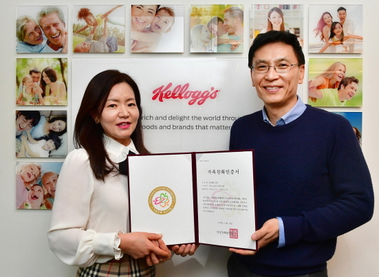 NSP통신-여성가족부 가족친화인증 기업 재선정을 기념, 장기 근속 임직원인 박정자 차장(29년 근무, 왼쪽)과 이영귀 상무 (21년 근무,오른쪽)가 기념 촬영을 하고 있다 (농심켈로그 제공)