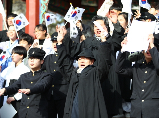 NSP통신-16일 탑골공원에서 박승원 광명시장이 청소년 33인과 함께 만세삼창을 하고 있다. (광명시)