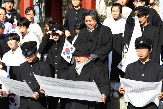 NSP통신-16일 탑골공원에서 박승원 광명시장이 청소년 33인과 함께 기미독립선언서를 낭독하고 있다. (광명시)