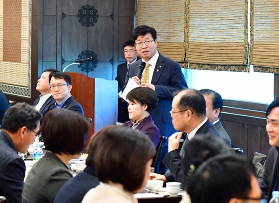 NSP통신-염태영 수원시장이 17인 인계동 가보정에서 열린 오찬 간담회에서 인사말을 전하고 있다. (수원시)