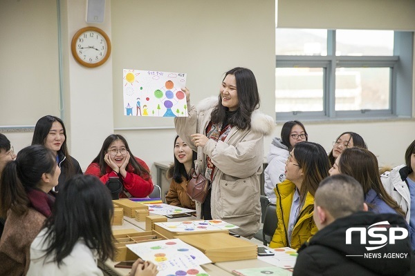 NSP통신-중국 백성사범대학 아동학과 학생들이 지난 8일부터 17일까지 대구가톨릭대에서 단기연수를 했다. 아동학과 실습수업에서 한 학생이 자신이 만든 작품을 설명하고 있다. (대구가톨릭대)