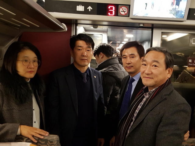 NSP통신-17일 오전 7시 50분쯤 신미숙 시의원(왼쪽부터), 배정수 시의원, 서철모 화성시장, 원유민 시의원이 동탄역의 수서고속철에 탑승해 출퇴근길을 체험하고 있다. (화성시)