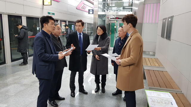 NSP통신-17일 서철모 화성시장(왼쪽 세번째)과 화성시의원들이 출퇴근 시간대에 동탄역 현장방문해 시민 불편에 대한 해법을 논의하고 있다. (화성시)