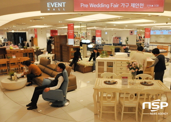 NSP통신-롯데백화점 대구점 9층 점 행사장에서 고객들이 가구를 구경하고 있다. (롯데백화점 대구점)