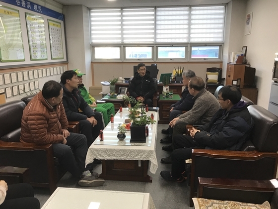 -조두환 곡선동장(가운데)와 생활폐기물 수거·대행업체 관계자 및 환경관리원 등과 17일 곡선동행정복지센터에서 의견을 나누고 있다. (곡선동)