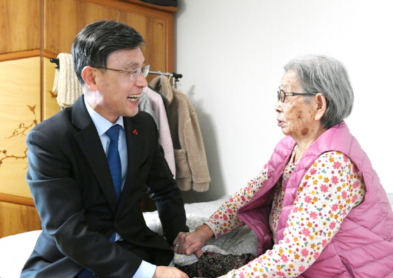 NSP통신-17일 정하영 시장이 백옥례 어르신의 자택을 방문해 건강을 기원하고 있다. (김포시)