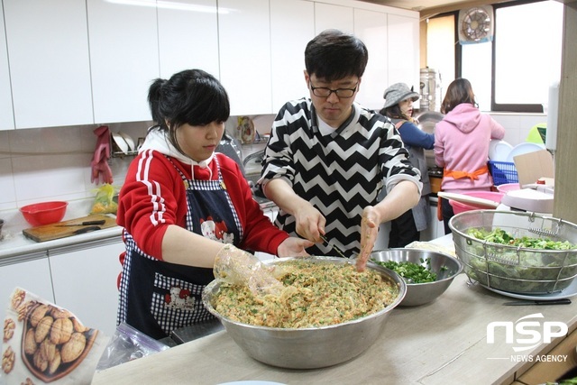 NSP통신-정한마음 반찬봉사회원들이 반찬을 만들고 있다. (박승봉 기자)