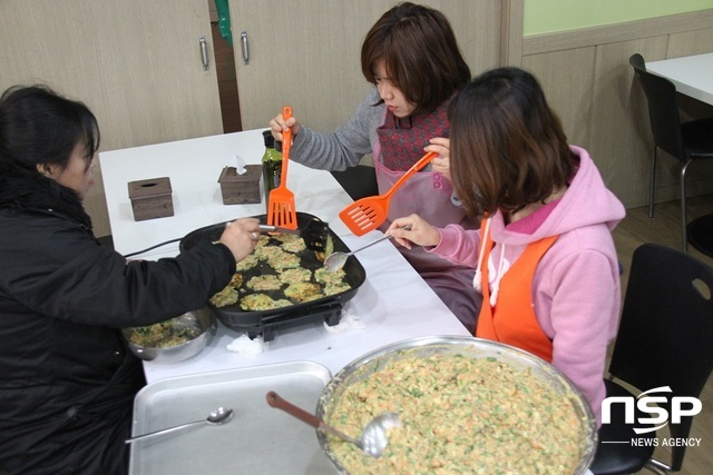 NSP통신-정한마음 반찬봉사회원들이 전을 부치고 있다. (박승봉 기자)