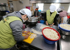 [NSP PHOTO]포항제철소, 새해 첫 봉사활동 떡국 나누며 With POSCO 실천